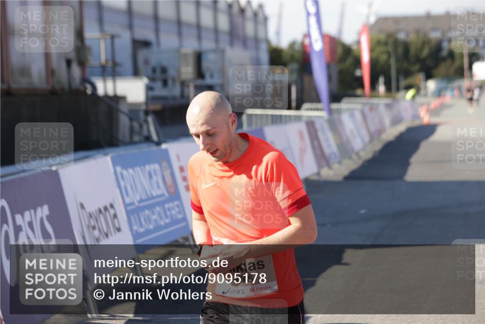 03.10.2025 - Köhlbrandbrückenlauf Jannik Wohlers http://msf.ph/oto/9095178 03.10.2025 12:55:01 Ziel 5765, 6151, 6410 meine-sportfotos.de