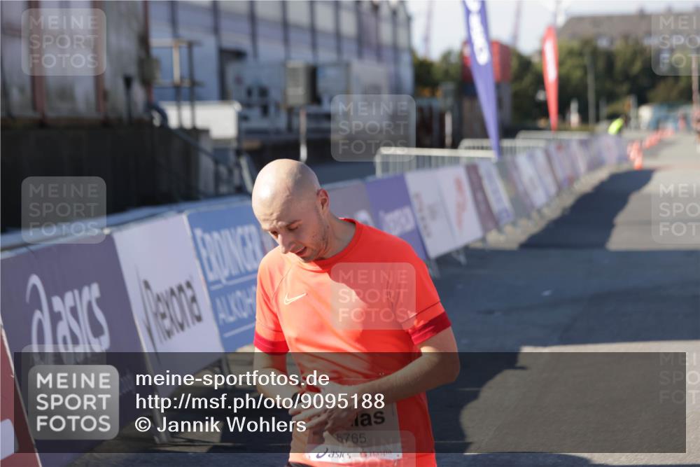 03.10.2025 - Köhlbrandbrückenlauf Jannik Wohlers http://msf.ph/oto/9095188 03.10.2025 12:55:01 Ziel 5765, 6151, 6410 meine-sportfotos.de