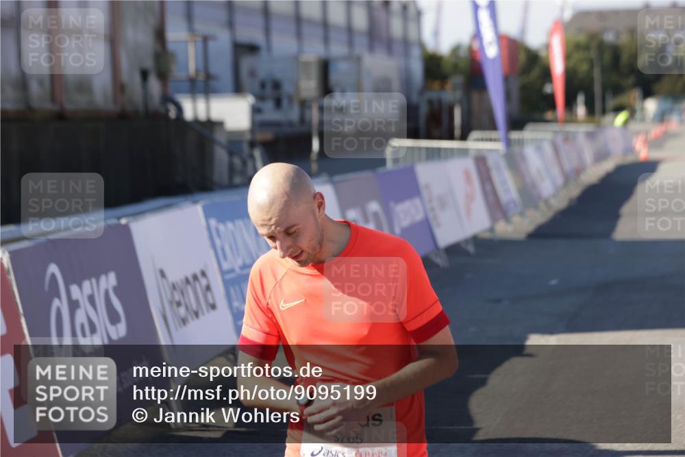 03.10.2025 - Köhlbrandbrückenlauf Jannik Wohlers http://msf.ph/oto/9095199 03.10.2025 12:55:01 Ziel 5765, 6151, 6410 meine-sportfotos.de
