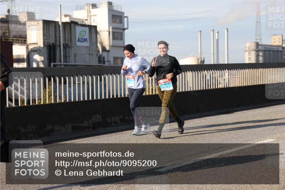 03.10.2025 - Köhlbrandbrückenlauf Lena Gebhardt http://msf.ph/oto/9095200 03.10.2025 10:09:37 Position 2 2379 meine-sportfotos.de