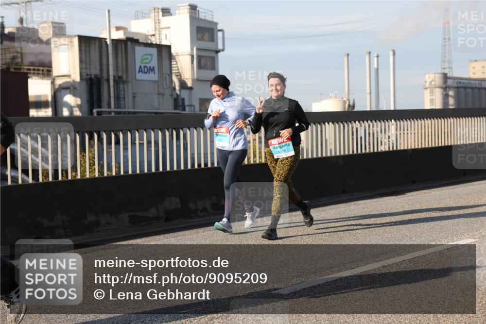 03.10.2025 - Köhlbrandbrückenlauf Lena Gebhardt http://msf.ph/oto/9095209 03.10.2025 10:09:37 Position 2 2379 meine-sportfotos.de