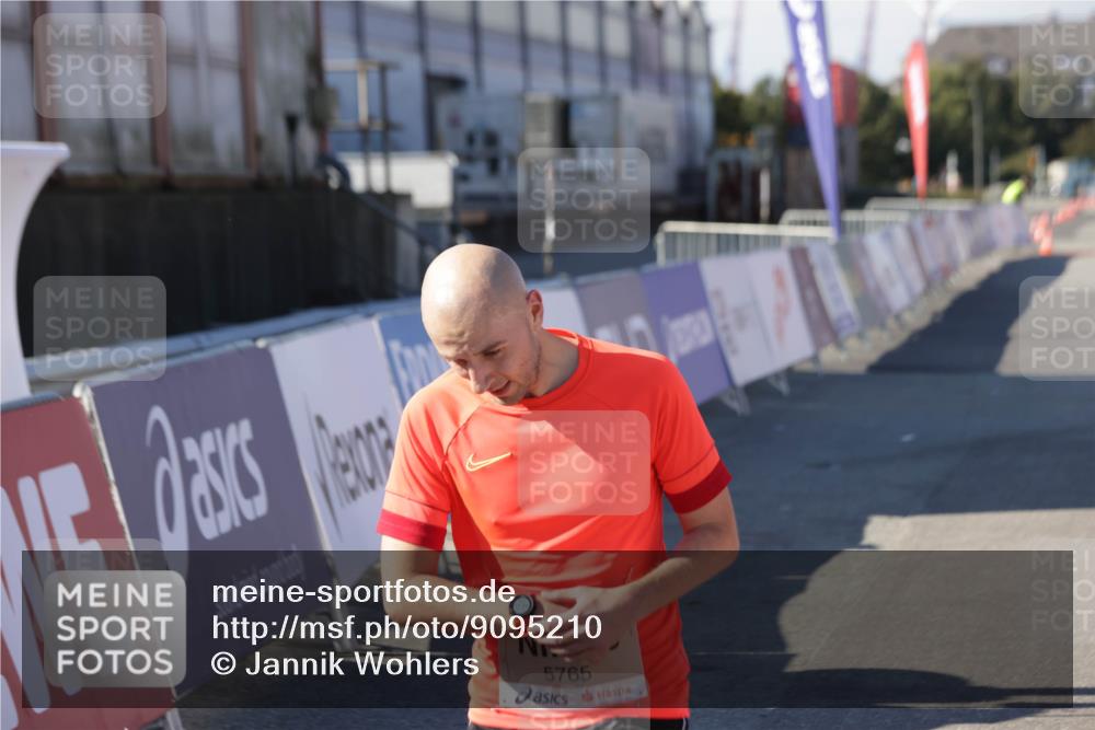 03.10.2025 - Köhlbrandbrückenlauf Jannik Wohlers http://msf.ph/oto/9095210 03.10.2025 12:55:01 Ziel 5765, 6151, 6410 meine-sportfotos.de