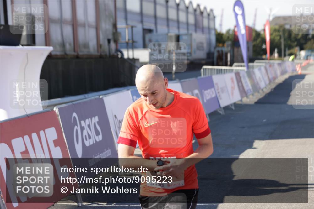 03.10.2025 - Köhlbrandbrückenlauf Jannik Wohlers http://msf.ph/oto/9095223 03.10.2025 12:55:01 Ziel 5765, 6151, 6410 meine-sportfotos.de
