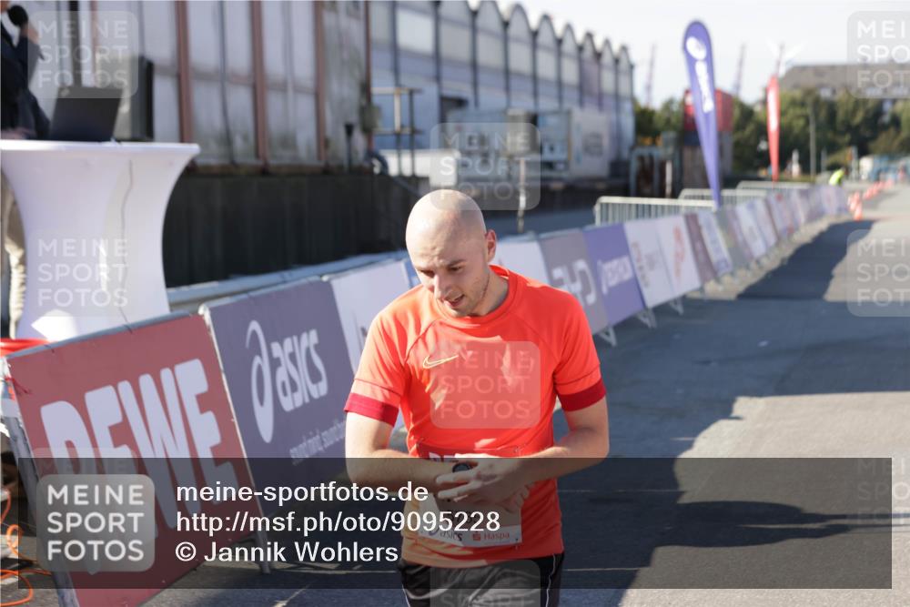 03.10.2025 - Köhlbrandbrückenlauf Jannik Wohlers http://msf.ph/oto/9095228 03.10.2025 12:55:02 Ziel 5765, 6410 meine-sportfotos.de