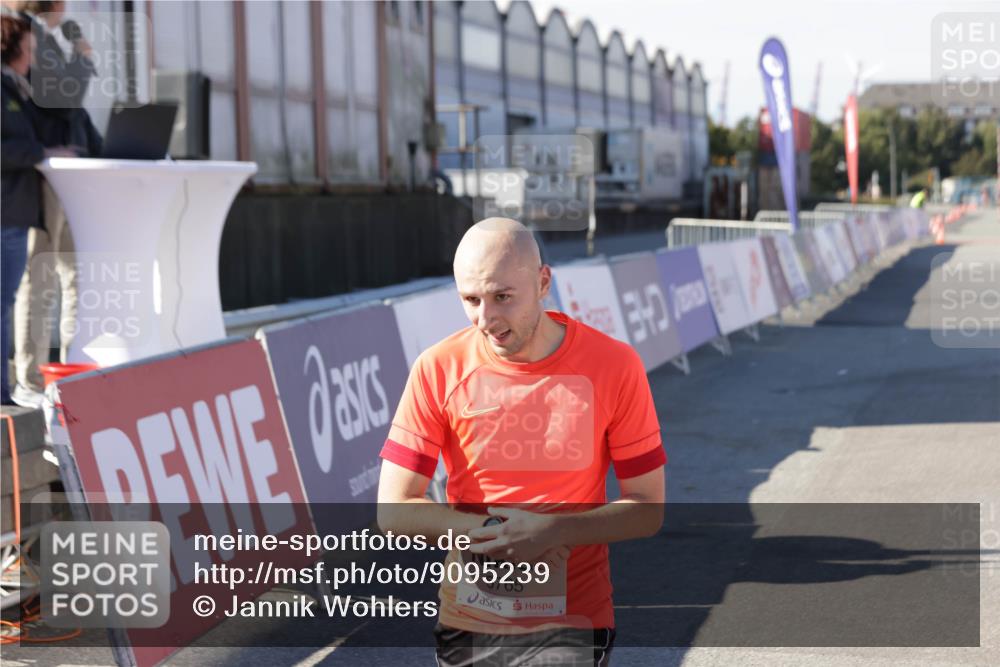 03.10.2025 - Köhlbrandbrückenlauf Jannik Wohlers http://msf.ph/oto/9095239 03.10.2025 12:55:02 Ziel 5765, 6410 meine-sportfotos.de