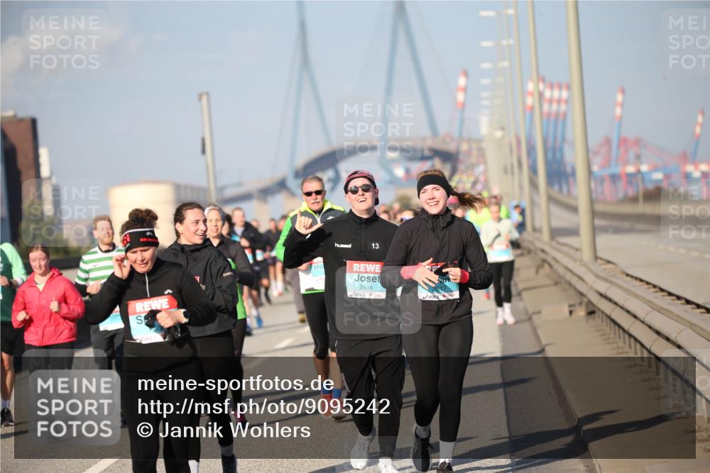 03.10.2025 - Köhlbrandbrückenlauf Jannik Wohlers http://msf.ph/oto/9095242 03.10.2025 10:04:00 Position 3 13, 2616 meine-sportfotos.de