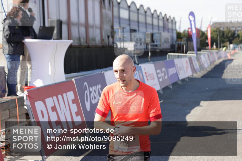 03.10.2025 - Köhlbrandbrückenlauf Jannik Wohlers http://msf.ph/oto/9095249 03.10.2025 12:55:02 Ziel 5765, 6410 meine-sportfotos.de
