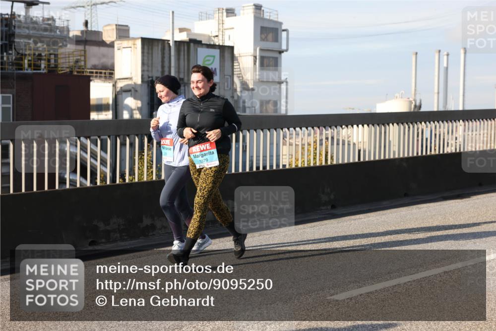 03.10.2025 - Köhlbrandbrückenlauf Lena Gebhardt http://msf.ph/oto/9095250 03.10.2025 10:09:37 Position 2 2379 meine-sportfotos.de