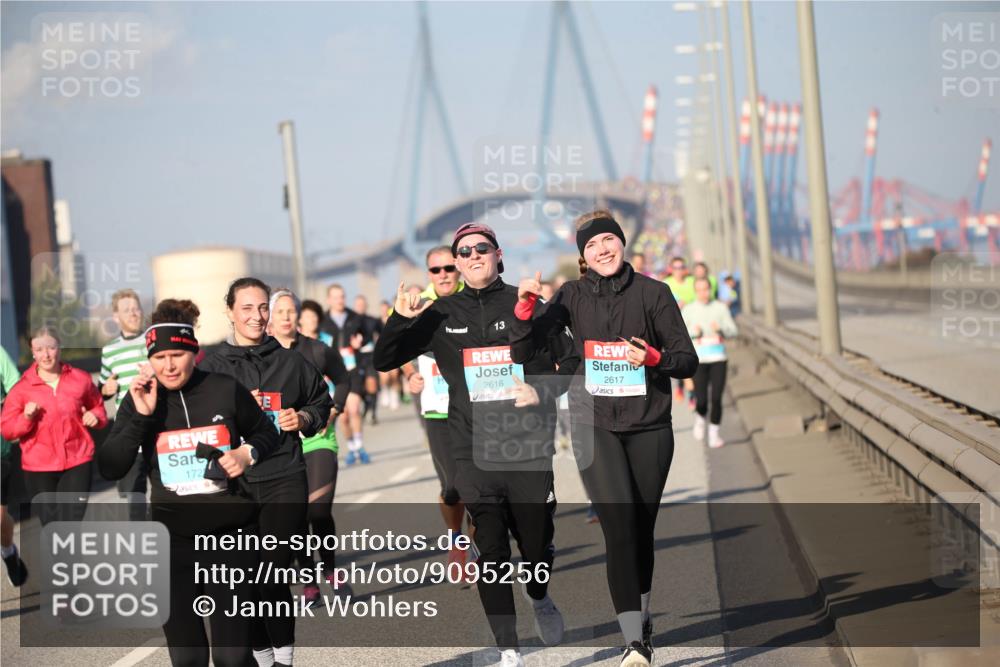 03.10.2025 - Köhlbrandbrückenlauf Jannik Wohlers http://msf.ph/oto/9095256 03.10.2025 10:04:00 Position 3 172, 2616, 2617 meine-sportfotos.de