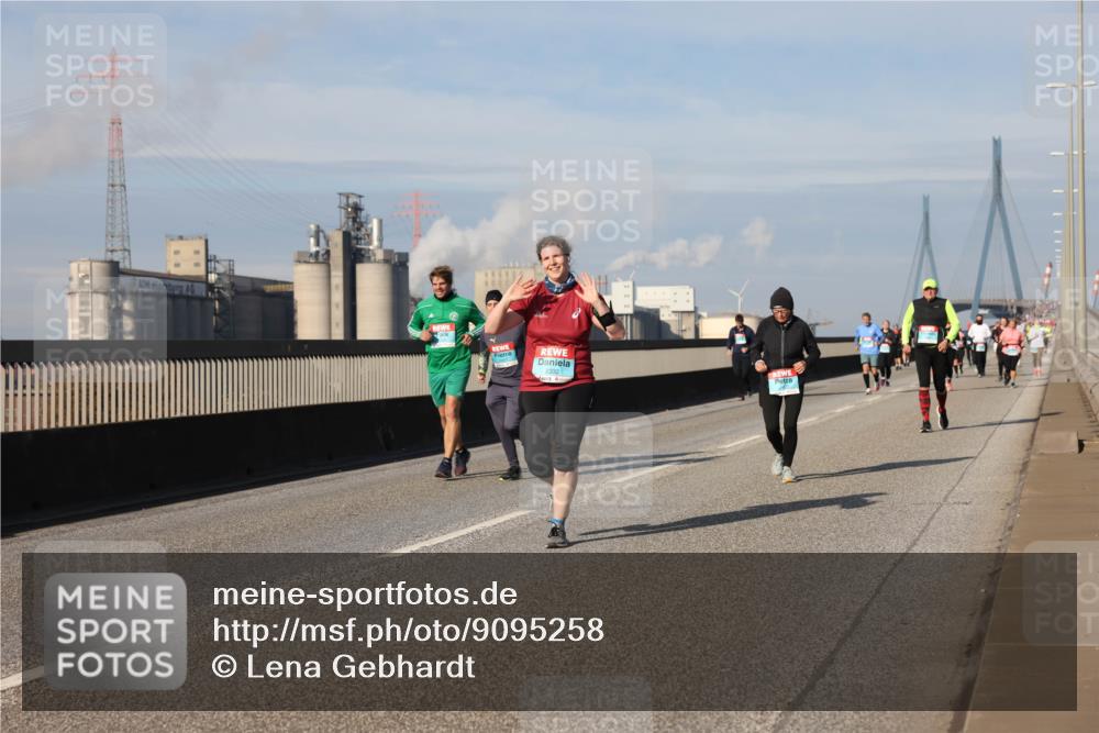 03.10.2025 - Köhlbrandbrückenlauf Lena Gebhardt http://msf.ph/oto/9095258 03.10.2025 10:09:38 Position 2  meine-sportfotos.de