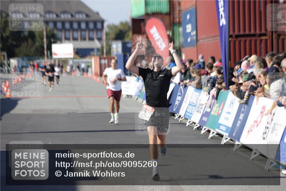 03.10.2025 - Köhlbrandbrückenlauf Jannik Wohlers http://msf.ph/oto/9095260 03.10.2025 12:55:04 Ziel 5765, 6410 meine-sportfotos.de