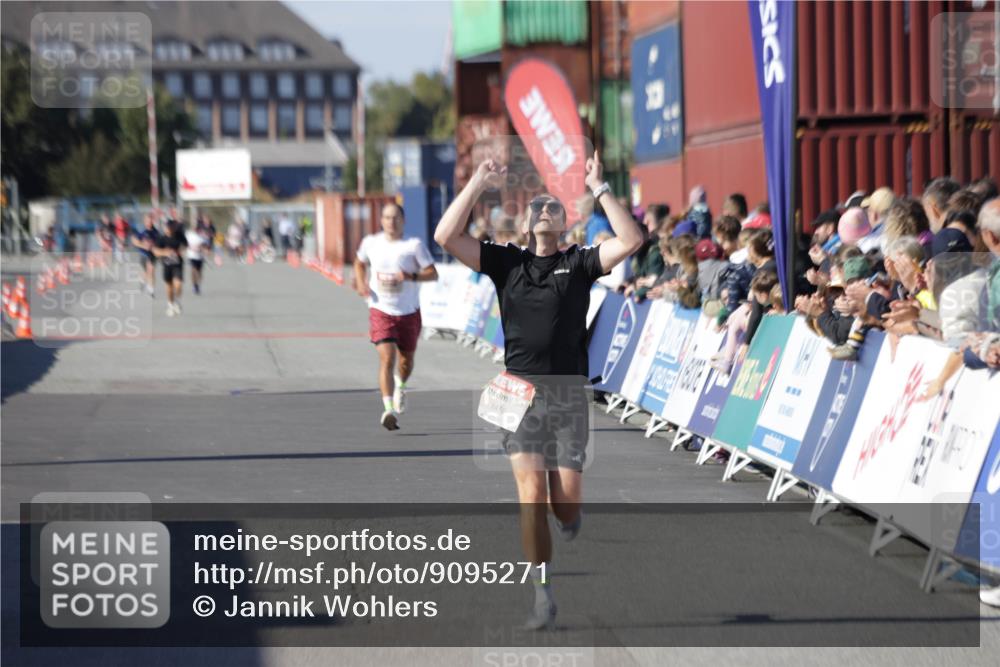 03.10.2025 - Köhlbrandbrückenlauf Jannik Wohlers http://msf.ph/oto/9095271 03.10.2025 12:55:04 Ziel 5765, 6410 meine-sportfotos.de