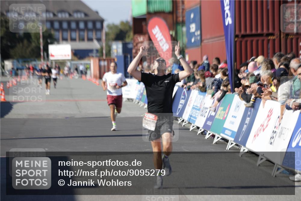 03.10.2025 - Köhlbrandbrückenlauf Jannik Wohlers http://msf.ph/oto/9095279 03.10.2025 12:55:04 Ziel 5765, 6410 meine-sportfotos.de