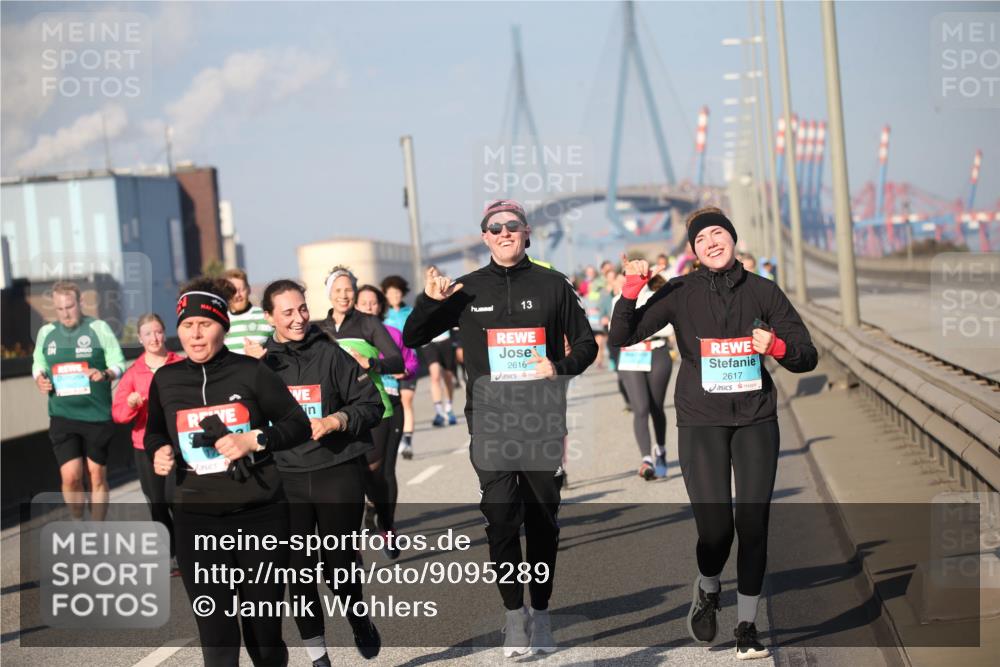 03.10.2025 - Köhlbrandbrückenlauf Jannik Wohlers http://msf.ph/oto/9095289 03.10.2025 10:04:02 Position 3 13, 930, 2616, 2617 meine-sportfotos.de