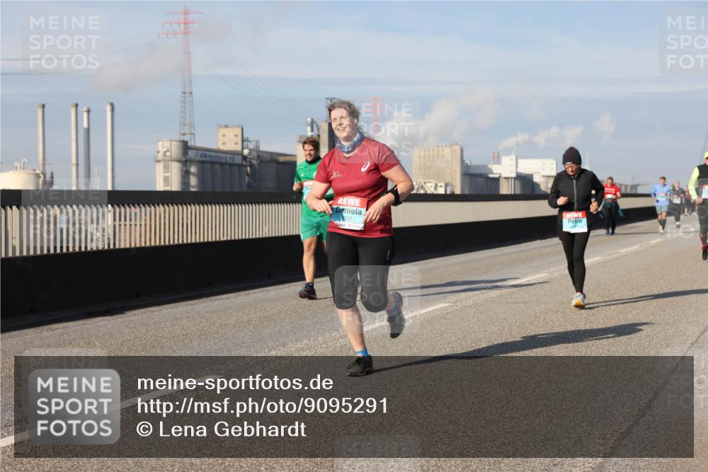 03.10.2025 - Köhlbrandbrückenlauf Lena Gebhardt http://msf.ph/oto/9095291 03.10.2025 10:09:39 Position 2 2332 meine-sportfotos.de
