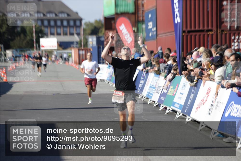 03.10.2025 - Köhlbrandbrückenlauf Jannik Wohlers http://msf.ph/oto/9095293 03.10.2025 12:55:04 Ziel 5765, 6410 meine-sportfotos.de
