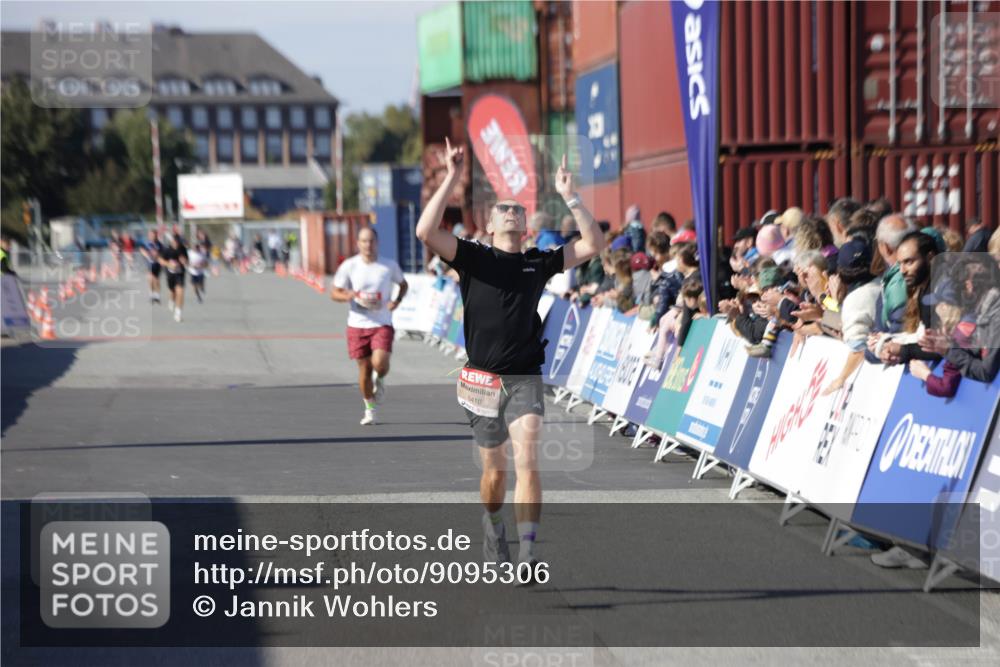 03.10.2025 - Köhlbrandbrückenlauf Jannik Wohlers http://msf.ph/oto/9095306 03.10.2025 12:55:04 Ziel 5765, 6410 meine-sportfotos.de