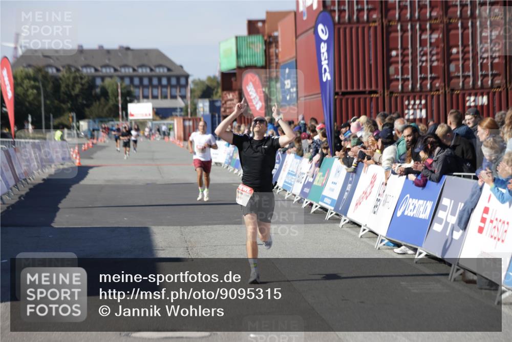 03.10.2025 - Köhlbrandbrückenlauf Jannik Wohlers http://msf.ph/oto/9095315 03.10.2025 12:55:05 Ziel 5765, 6410 meine-sportfotos.de