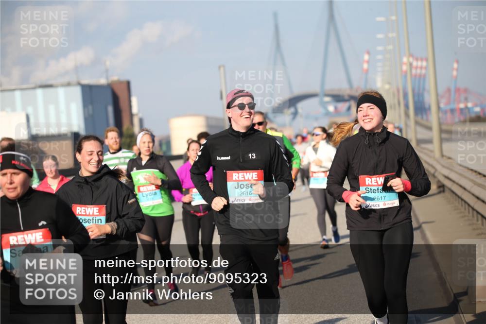 03.10.2025 - Köhlbrandbrückenlauf Jannik Wohlers http://msf.ph/oto/9095323 03.10.2025 10:04:03 Position 3 13, 2616, 2617 meine-sportfotos.de