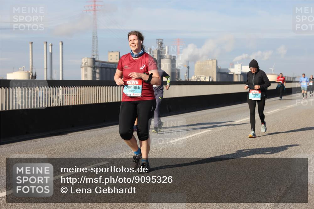 03.10.2025 - Köhlbrandbrückenlauf Lena Gebhardt http://msf.ph/oto/9095326 03.10.2025 10:09:40 Position 2 2332 meine-sportfotos.de