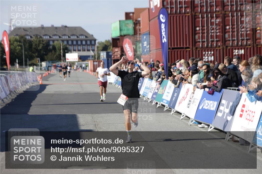 03.10.2025 - Köhlbrandbrückenlauf Jannik Wohlers http://msf.ph/oto/9095327 03.10.2025 12:55:05 Ziel 5765, 6410 meine-sportfotos.de