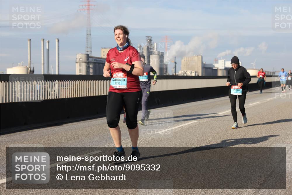 03.10.2025 - Köhlbrandbrückenlauf Lena Gebhardt http://msf.ph/oto/9095332 03.10.2025 10:09:40 Position 2 2332 meine-sportfotos.de