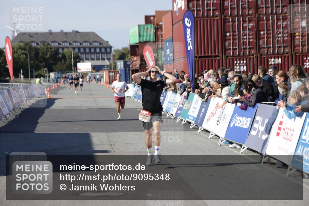 03.10.2025 - Köhlbrandbrückenlauf Jannik Wohlers http://msf.ph/oto/9095348 03.10.2025 12:55:05 Ziel 5765, 6410 meine-sportfotos.de