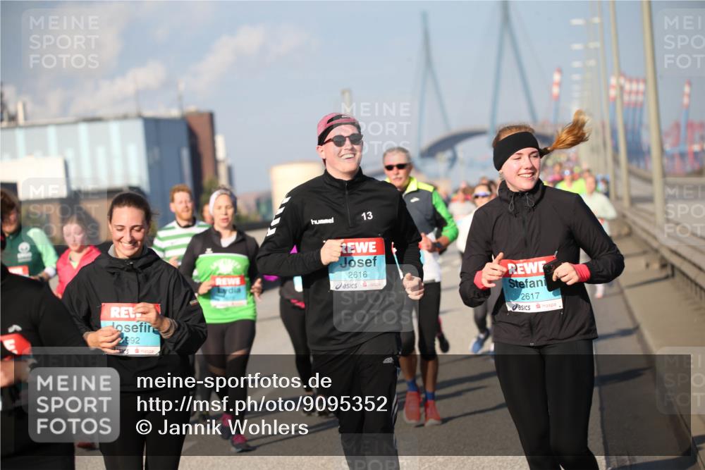 03.10.2025 - Köhlbrandbrückenlauf Jannik Wohlers http://msf.ph/oto/9095352 03.10.2025 10:04:04 Position 3 2992, 13, 2616, 2617 meine-sportfotos.de