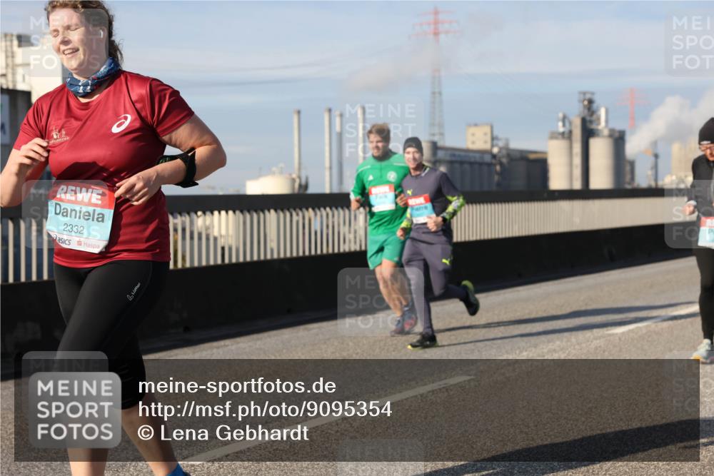 03.10.2025 - Köhlbrandbrückenlauf Lena Gebhardt http://msf.ph/oto/9095354 03.10.2025 10:09:41 Position 2 2332 meine-sportfotos.de