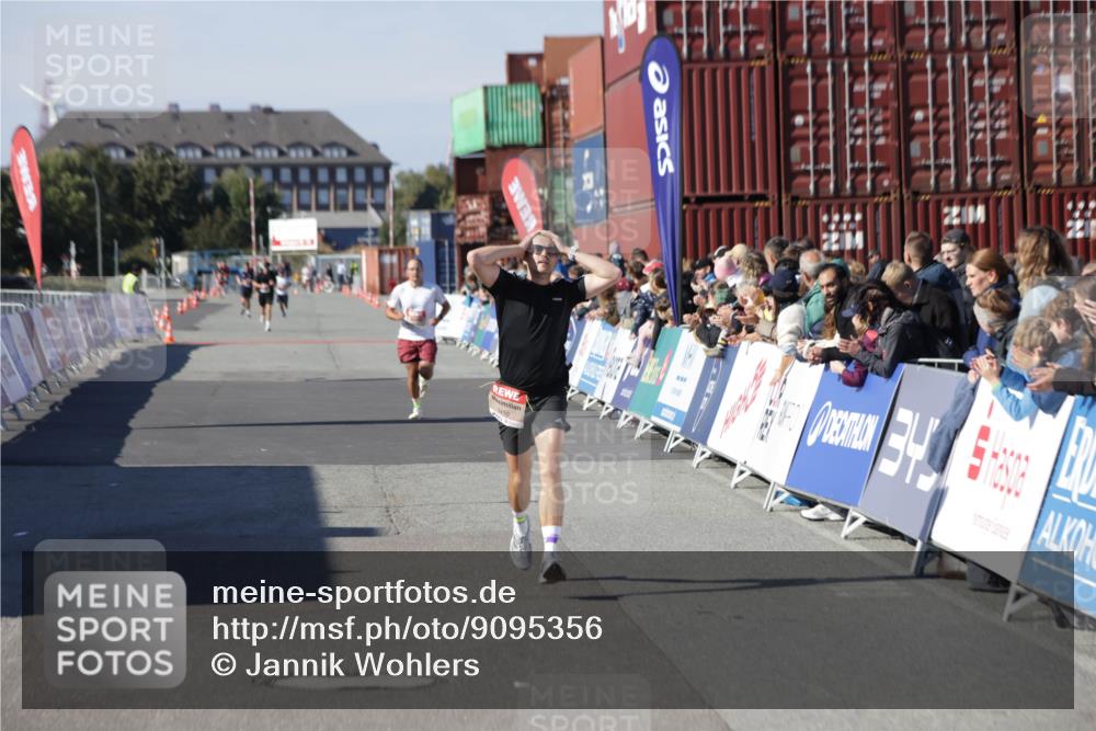03.10.2025 - Köhlbrandbrückenlauf Jannik Wohlers http://msf.ph/oto/9095356 03.10.2025 12:55:05 Ziel 5765, 6410 meine-sportfotos.de