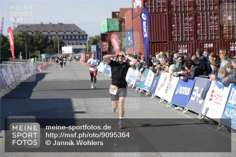 03.10.2025 - Köhlbrandbrückenlauf Jannik Wohlers http://msf.ph/oto/9095364 03.10.2025 12:55:05 Ziel 5765, 6410 meine-sportfotos.de