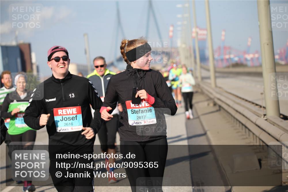 03.10.2025 - Köhlbrandbrückenlauf Jannik Wohlers http://msf.ph/oto/9095365 03.10.2025 10:04:04 Position 3 13, 2616, 2617 meine-sportfotos.de