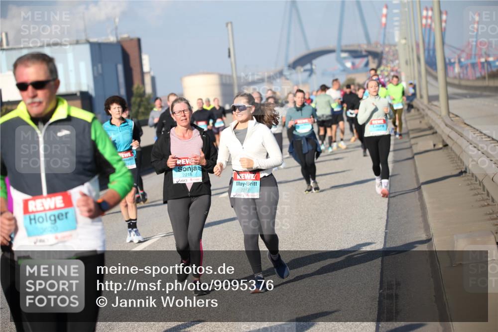03.10.2025 - Köhlbrandbrückenlauf Jannik Wohlers http://msf.ph/oto/9095376 03.10.2025 10:04:07 Position 3 19, 2218, 2217 meine-sportfotos.de