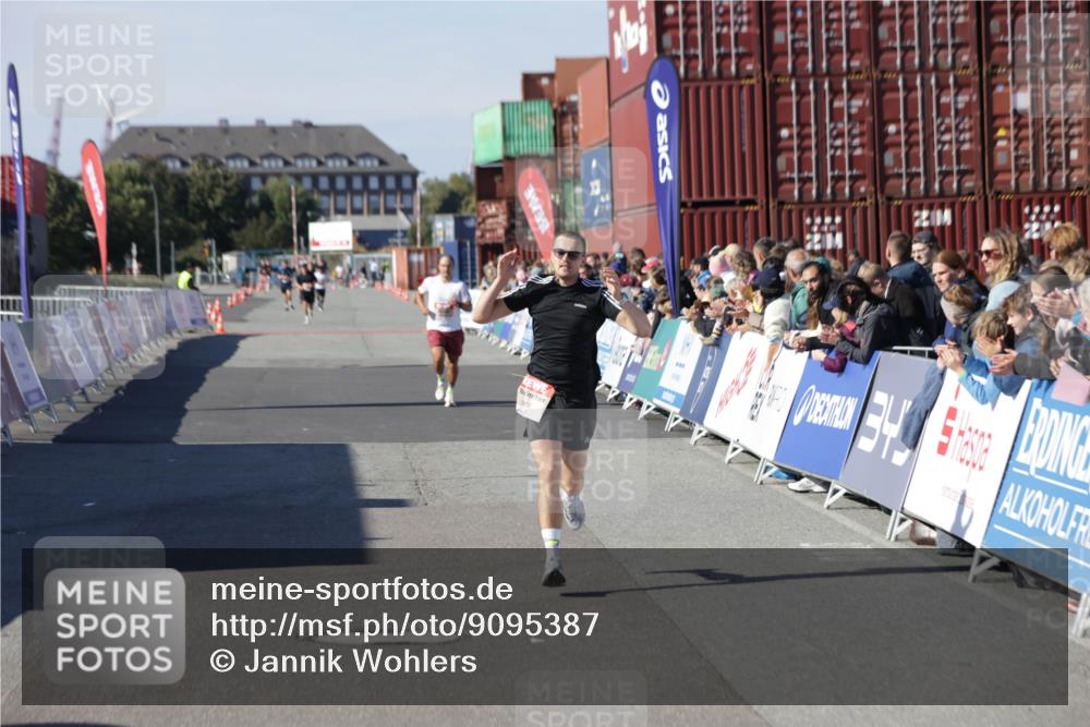 03.10.2025 - Köhlbrandbrückenlauf Jannik Wohlers http://msf.ph/oto/9095387 03.10.2025 12:55:05 Ziel 5765, 6410 meine-sportfotos.de