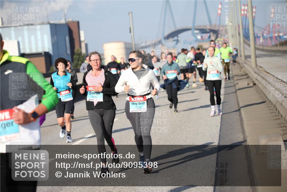 03.10.2025 - Köhlbrandbrückenlauf Jannik Wohlers http://msf.ph/oto/9095398 03.10.2025 10:04:08 Position 3 20, 2218, 2217 meine-sportfotos.de