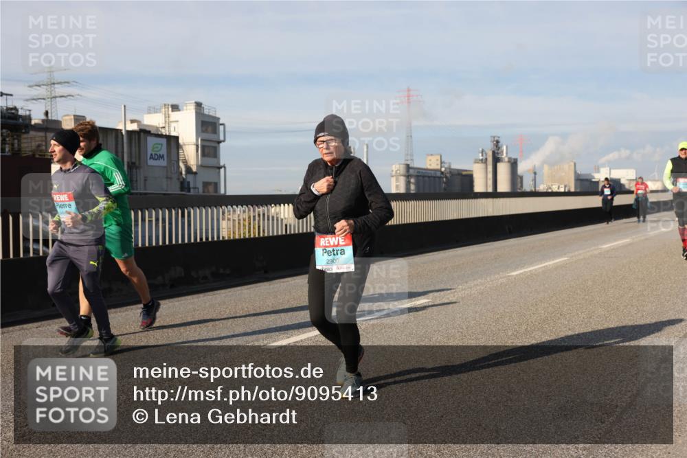 03.10.2025 - Köhlbrandbrückenlauf Lena Gebhardt http://msf.ph/oto/9095413 03.10.2025 10:09:43 Position 2 2900 meine-sportfotos.de