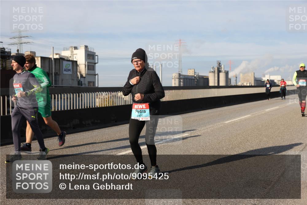 03.10.2025 - Köhlbrandbrückenlauf Lena Gebhardt http://msf.ph/oto/9095425 03.10.2025 10:09:43 Position 2  meine-sportfotos.de