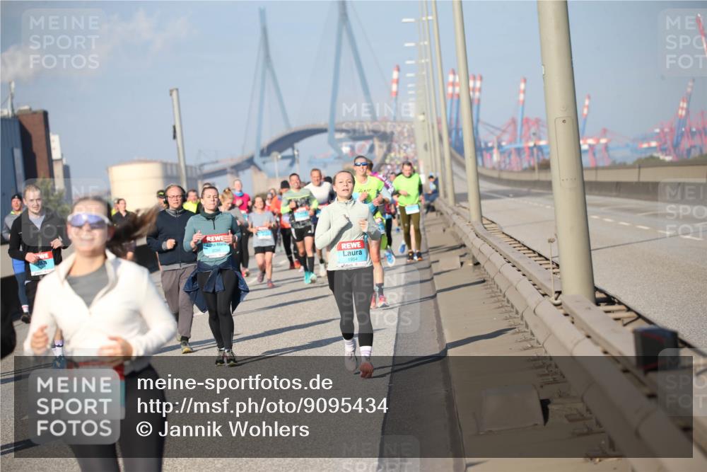 03.10.2025 - Köhlbrandbrückenlauf Jannik Wohlers http://msf.ph/oto/9095434 03.10.2025 10:04:10 Position 3 1954 meine-sportfotos.de