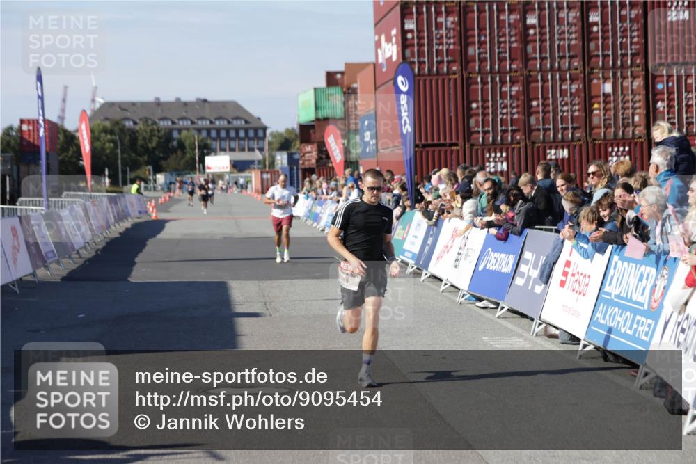 03.10.2025 - Köhlbrandbrückenlauf Jannik Wohlers http://msf.ph/oto/9095454 03.10.2025 12:55:06 Ziel 5765, 6410 meine-sportfotos.de