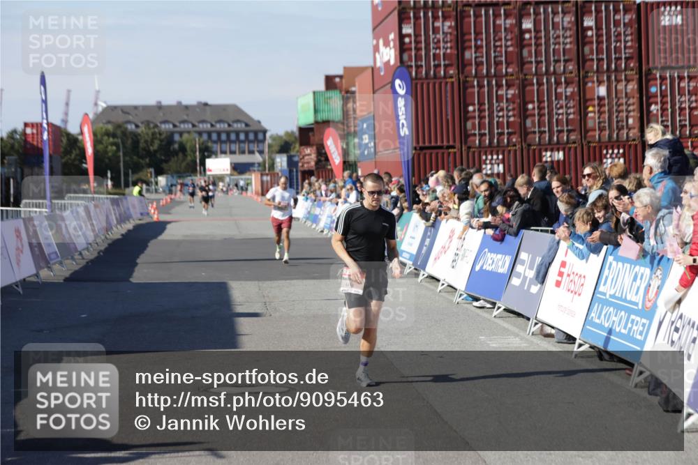 03.10.2025 - Köhlbrandbrückenlauf Jannik Wohlers http://msf.ph/oto/9095463 03.10.2025 12:55:06 Ziel 5765, 6410 meine-sportfotos.de