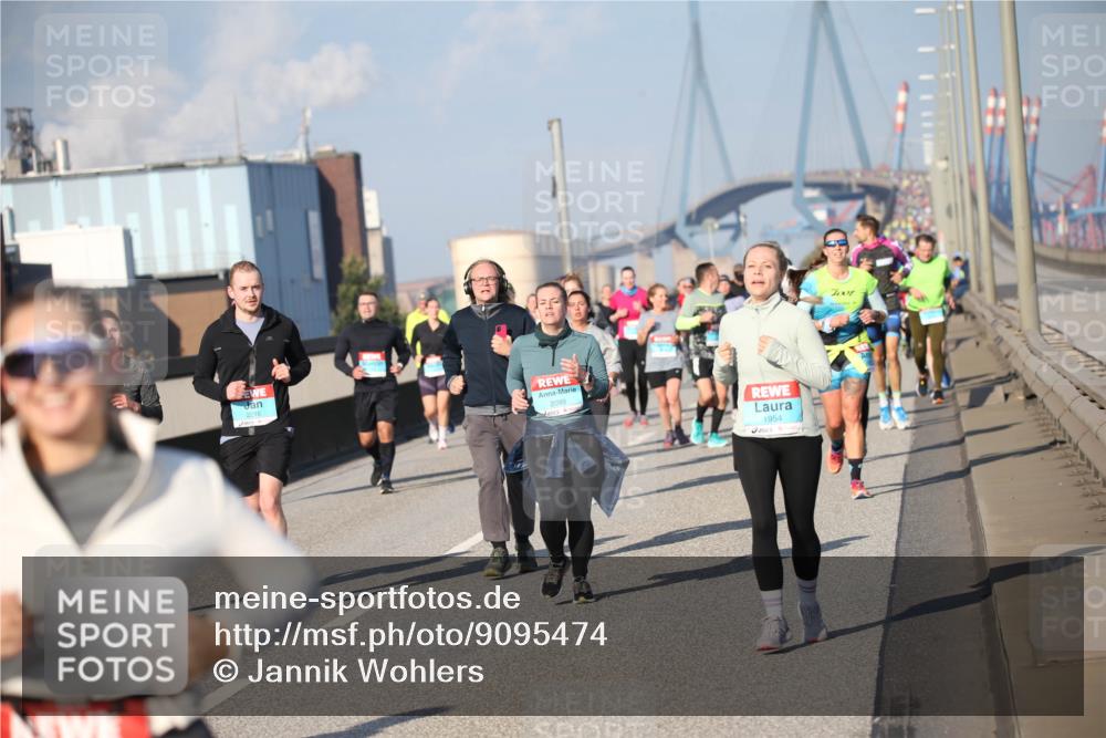 03.10.2025 - Köhlbrandbrückenlauf Jannik Wohlers http://msf.ph/oto/9095474 03.10.2025 10:04:11 Position 3 2099, 1954 meine-sportfotos.de