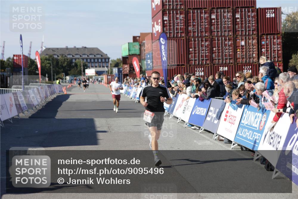 03.10.2025 - Köhlbrandbrückenlauf Jannik Wohlers http://msf.ph/oto/9095496 03.10.2025 12:55:06 Ziel 5765, 6410 meine-sportfotos.de