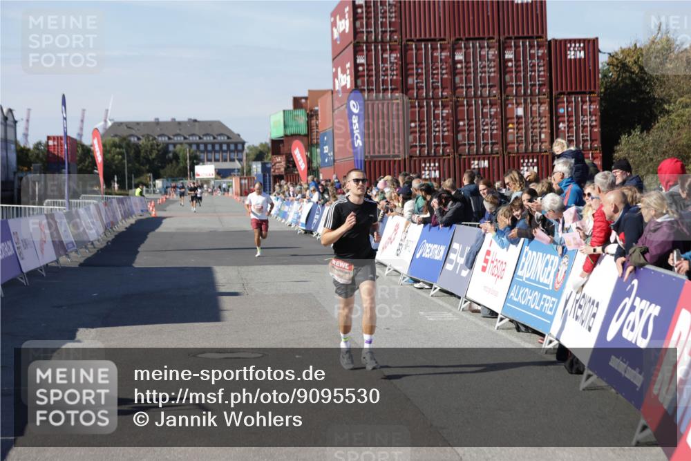 03.10.2025 - Köhlbrandbrückenlauf Jannik Wohlers http://msf.ph/oto/9095530 03.10.2025 12:55:06 Ziel 5765, 6410 meine-sportfotos.de