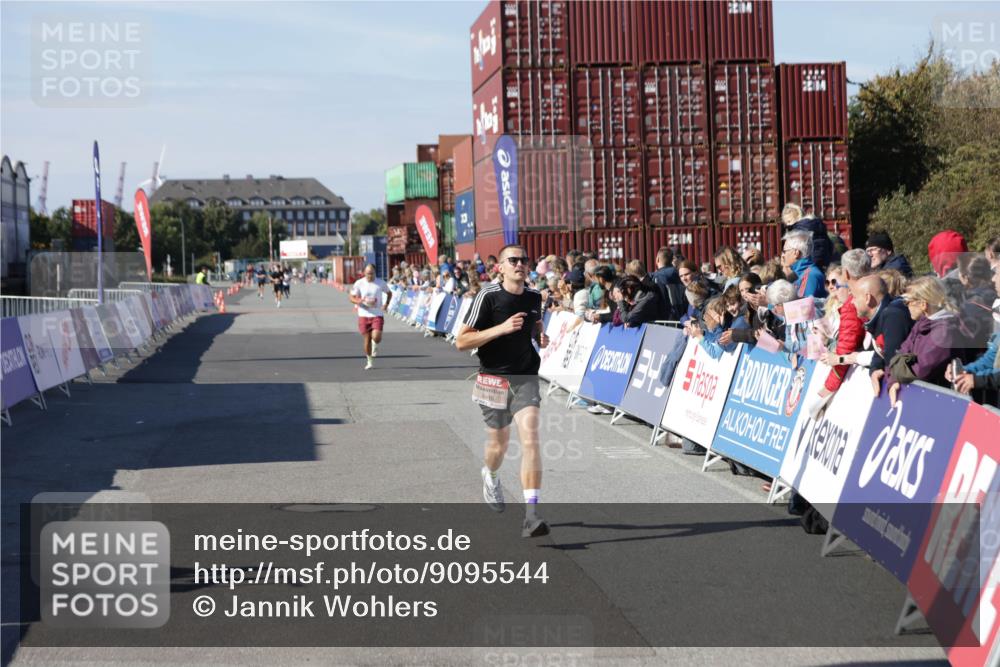 03.10.2025 - Köhlbrandbrückenlauf Jannik Wohlers http://msf.ph/oto/9095544 03.10.2025 12:55:06 Ziel 5765, 6410 meine-sportfotos.de