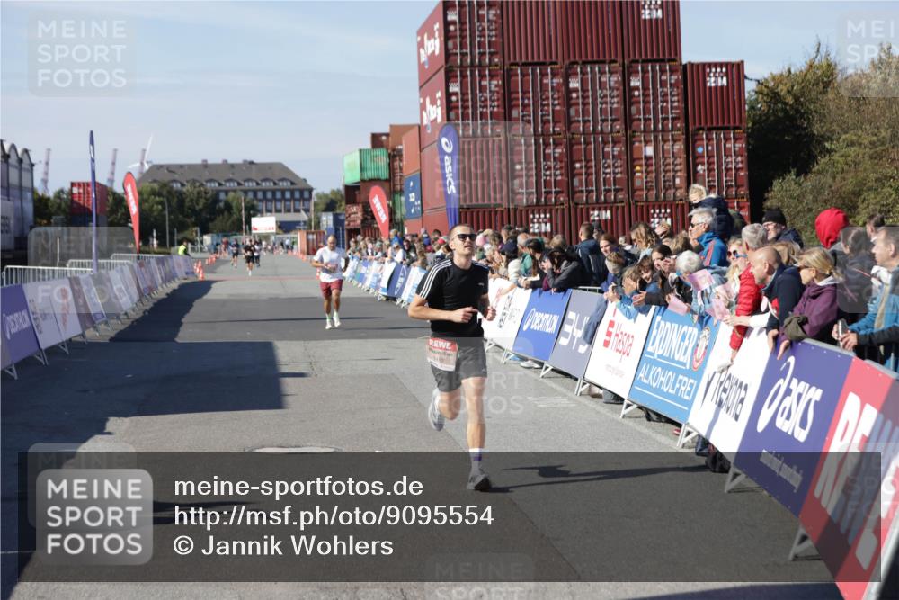 03.10.2025 - Köhlbrandbrückenlauf Jannik Wohlers http://msf.ph/oto/9095554 03.10.2025 12:55:06 Ziel 5765, 6410 meine-sportfotos.de