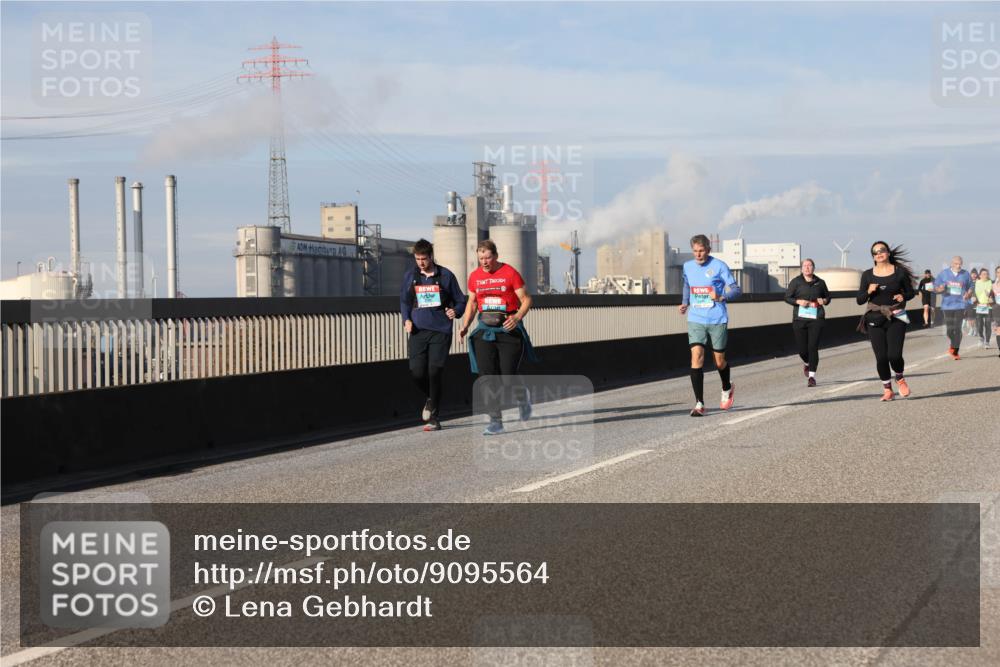 03.10.2025 - Köhlbrandbrückenlauf Lena Gebhardt http://msf.ph/oto/9095564 03.10.2025 10:09:49 Position 2  meine-sportfotos.de