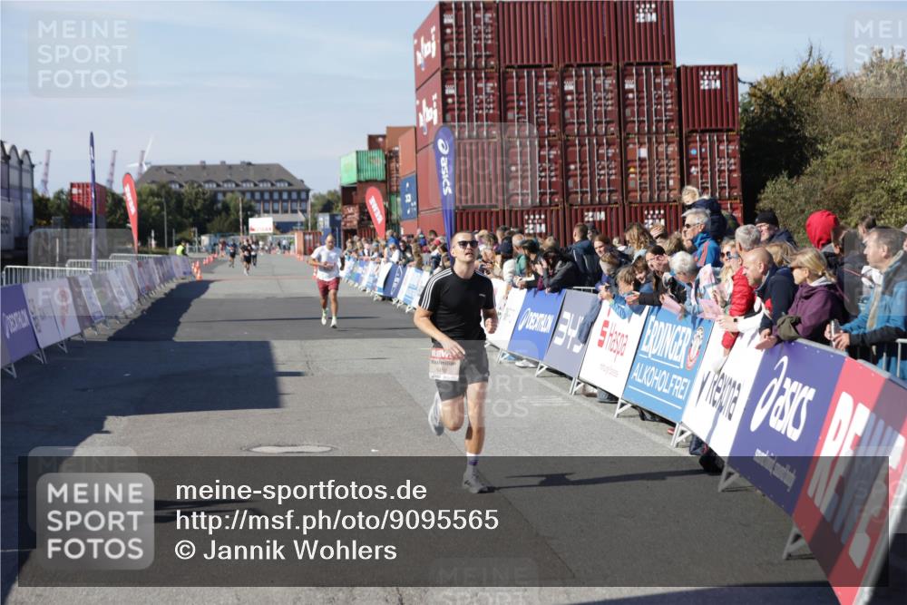 03.10.2025 - Köhlbrandbrückenlauf Jannik Wohlers http://msf.ph/oto/9095565 03.10.2025 12:55:07 Ziel 5765, 6130, 6410 meine-sportfotos.de