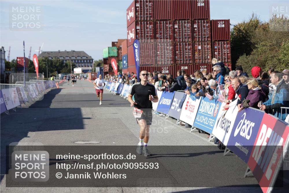 03.10.2025 - Köhlbrandbrückenlauf Jannik Wohlers http://msf.ph/oto/9095593 03.10.2025 12:55:07 Ziel 5765, 6130, 6410 meine-sportfotos.de