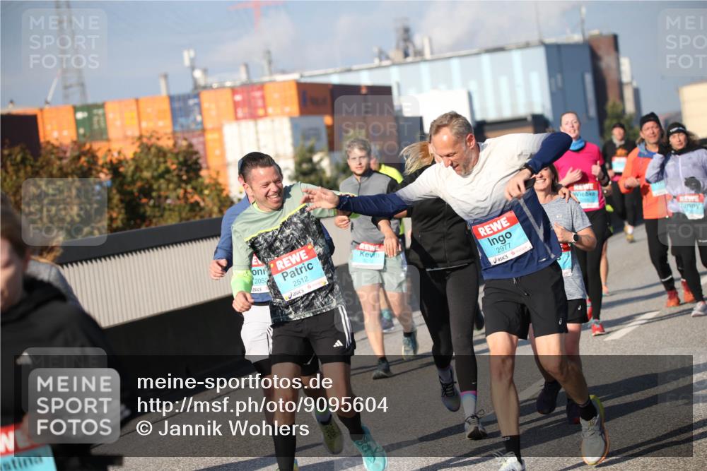 03.10.2025 - Köhlbrandbrückenlauf Jannik Wohlers http://msf.ph/oto/9095604 03.10.2025 10:04:21 Position 3 2053, 2512, 2977 meine-sportfotos.de