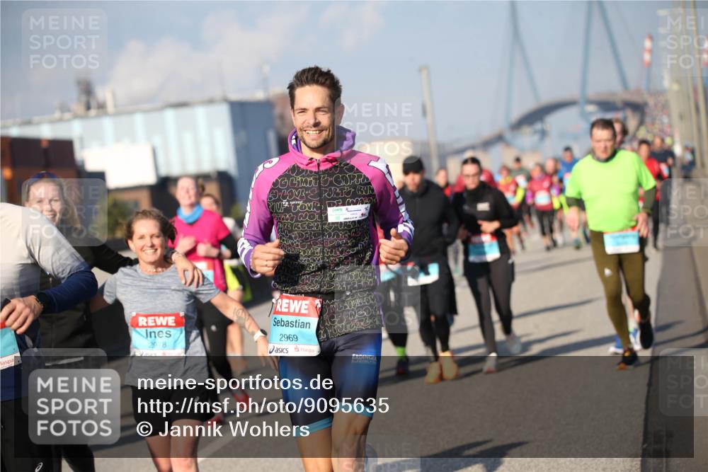03.10.2025 - Köhlbrandbrückenlauf Jannik Wohlers http://msf.ph/oto/9095635 03.10.2025 10:04:23 Position 3 3, 2978, 2969 meine-sportfotos.de